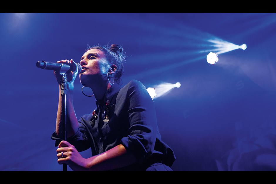 Jessie Ware performance 017